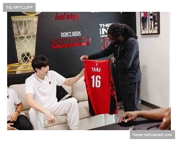 杨瀚森首秀数据惨淡遭记者追问姚明两次机智回应高情商化解尴尬场面